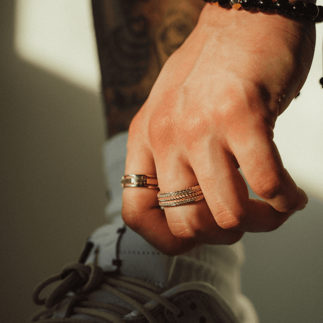 Alianza de boda retorcida con bordes de diamantes